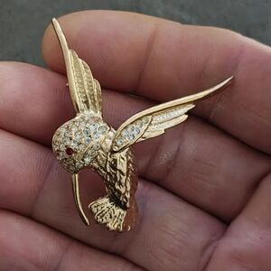 Beautiful 1980s Vintage Gold Tone Hummingbird With Clear Rhinestones Brooch Pin